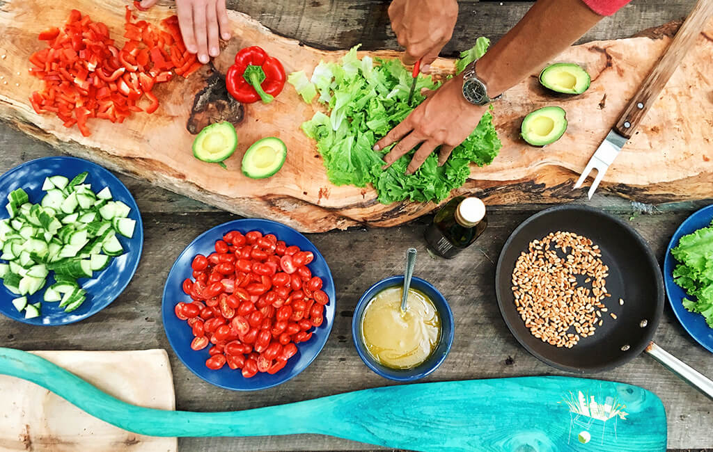 pessoas preparando seus alimentos